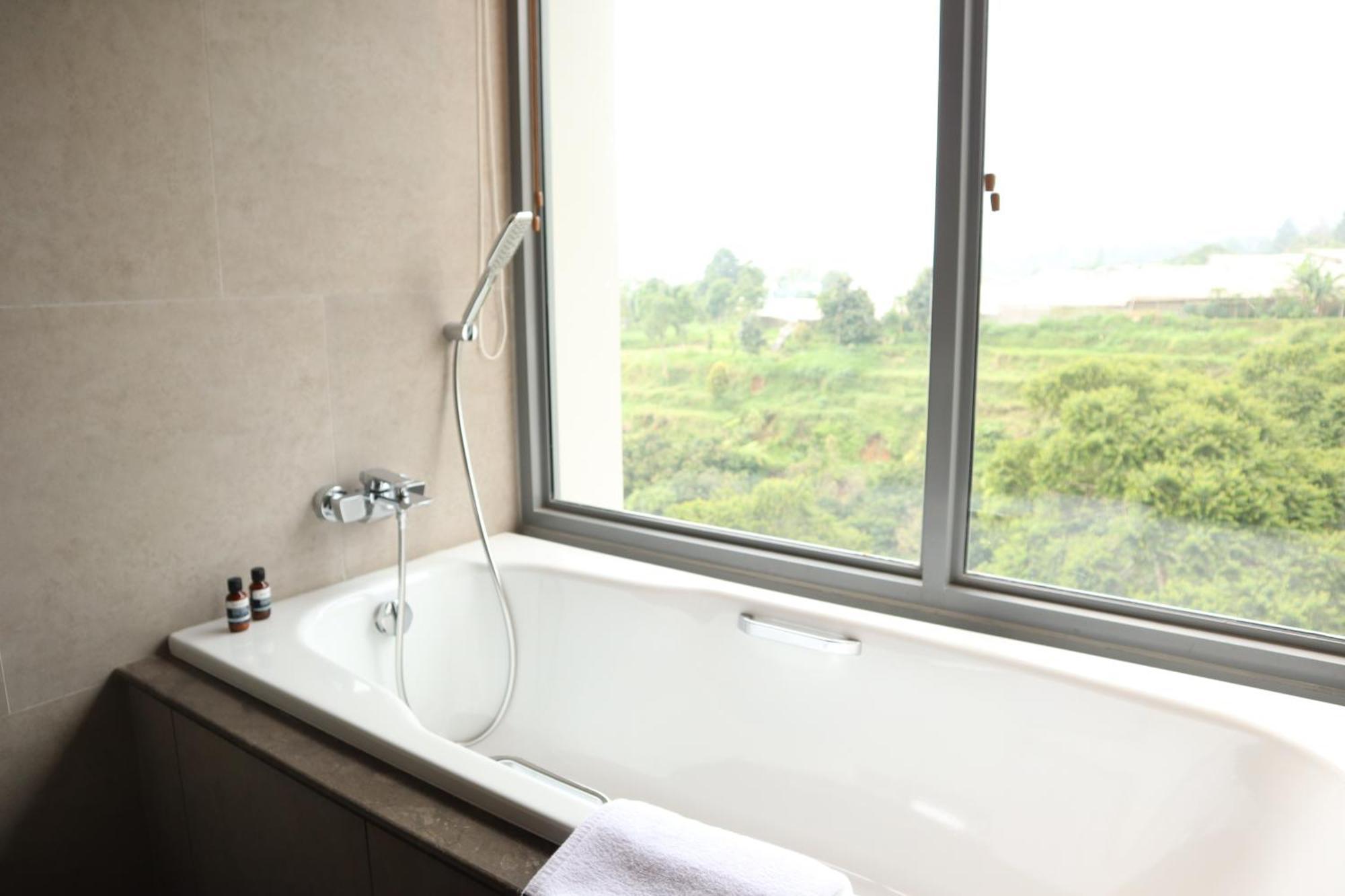 The Botanica Sanctuary Hotel Puncak Room photo A bathtub