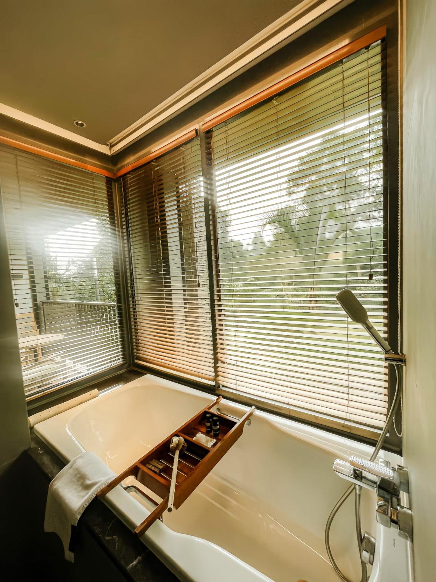 The Botanica Sanctuary Hotel Puncak Room photo Venetian blinds