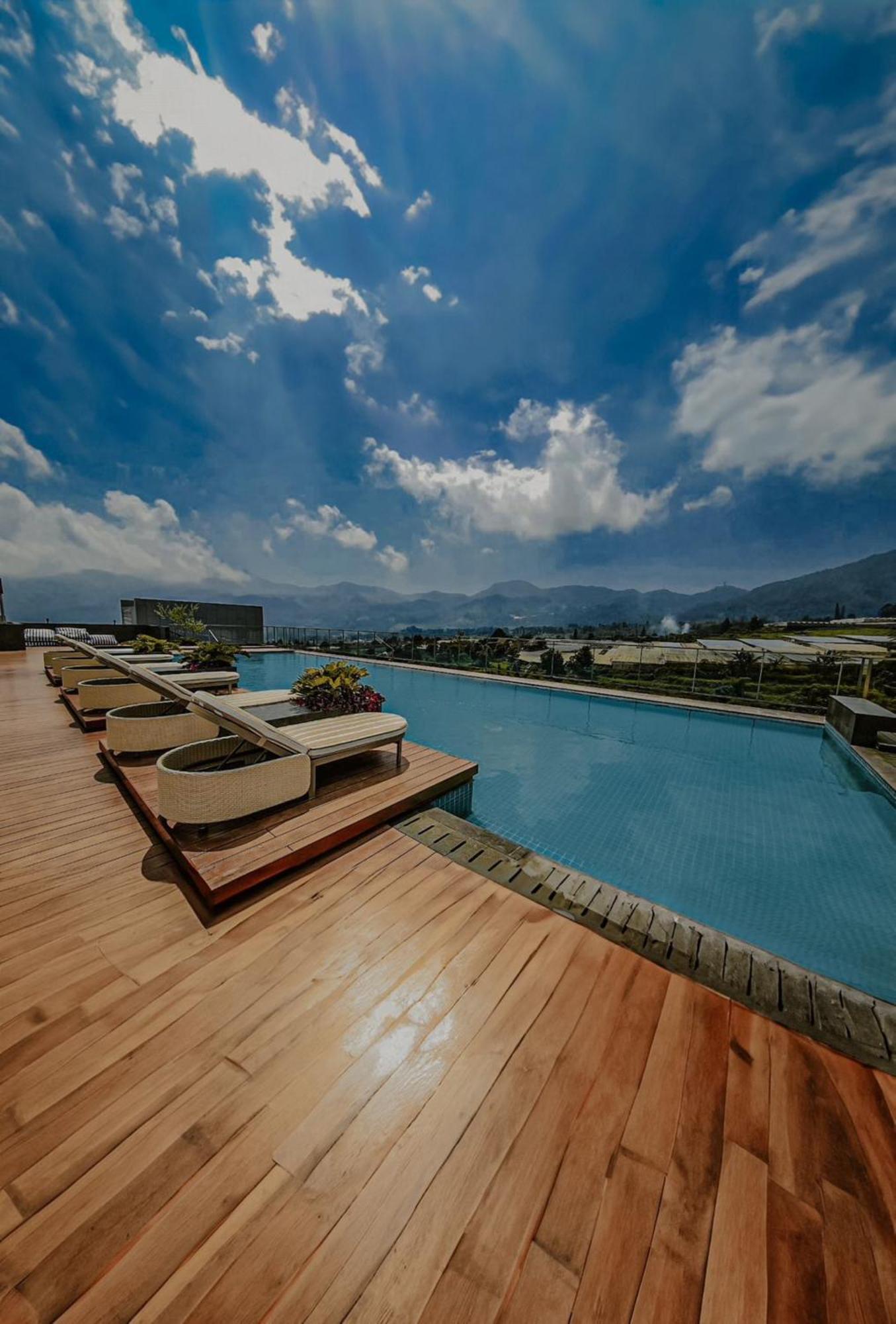 The Botanica Sanctuary Hotel Puncak Exterior photo Rooftop pool at the hotel