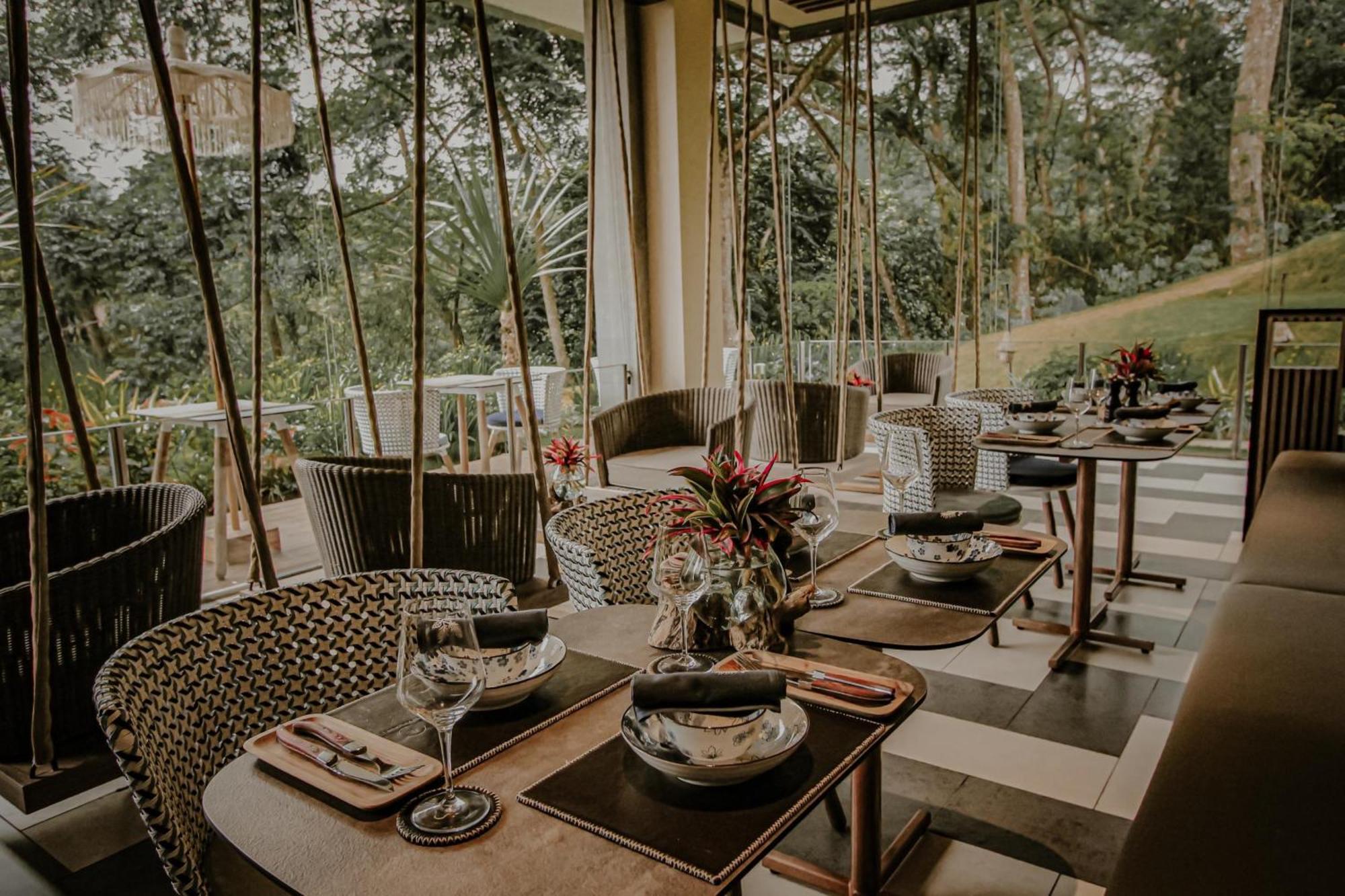 The Botanica Sanctuary Hotel Puncak Exterior photo The interior of the restaurant